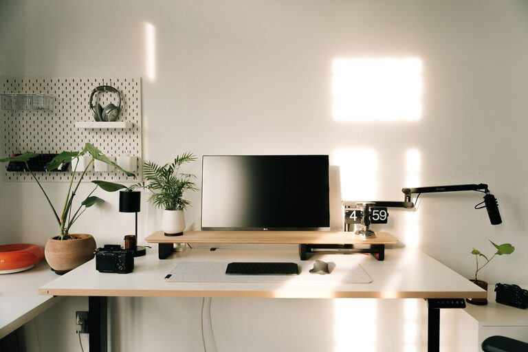 Consejos prácticos para organizar tu espacio de trabajo en casa y aumentar la productividad